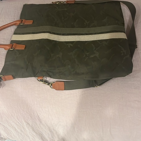 Mark & graham large cross body on camouflage - Picture 4 of 5